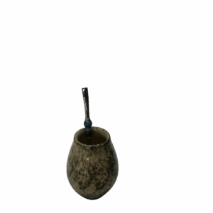 Une tasse de maté avec une paille