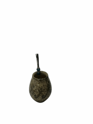 Une tasse de maté avec une paille